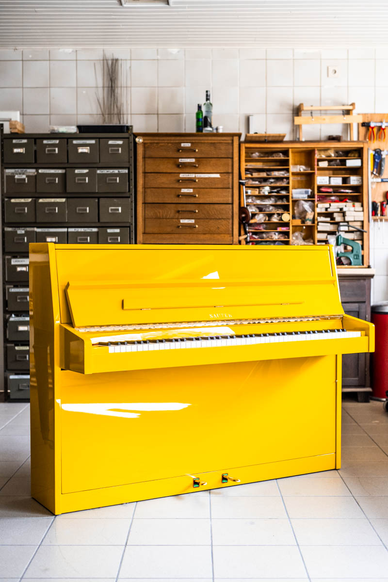 Sauter buffetpiano in geel hoogglans te koop bij Kint Pianos