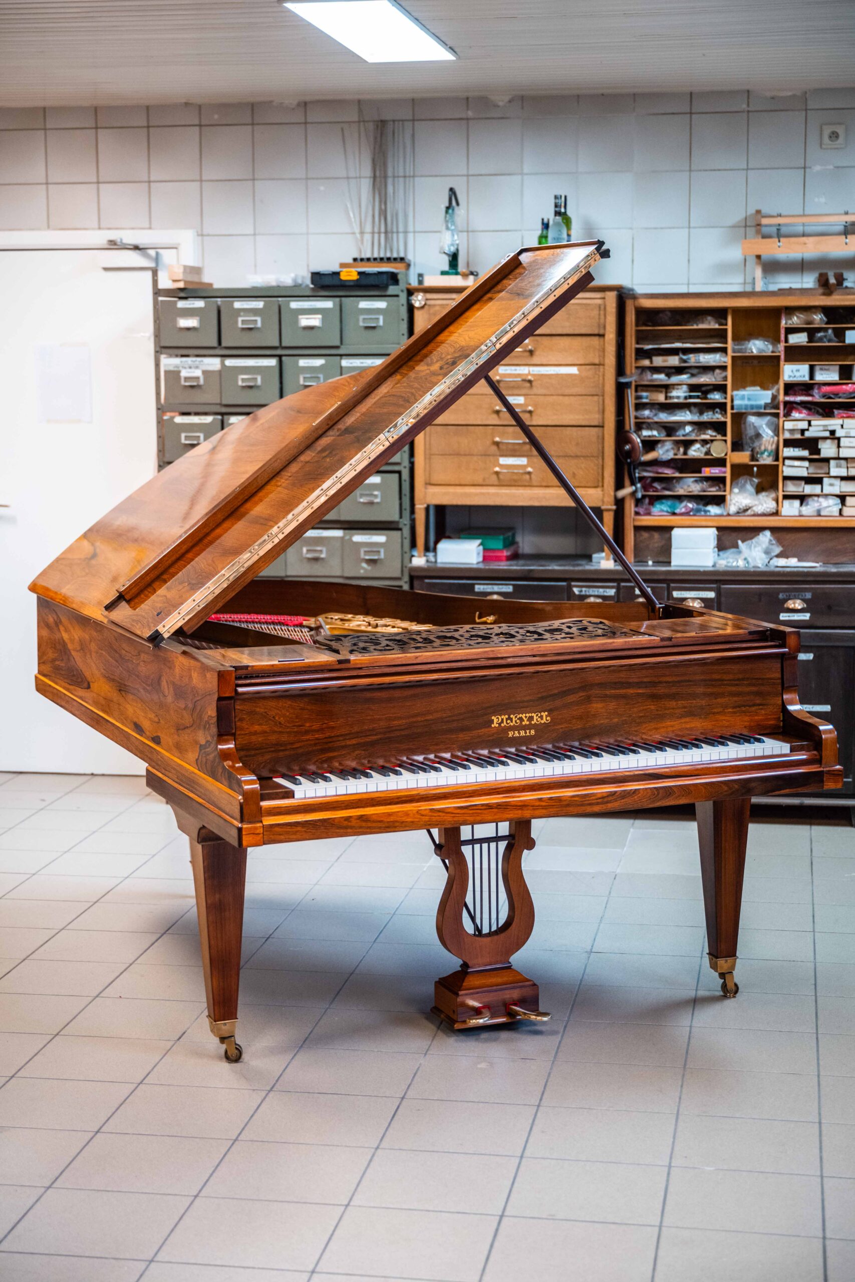 Prachtige Pleyel vleugelpiano volledig gereviseerd tweedehands te koop bij Kint Piano's