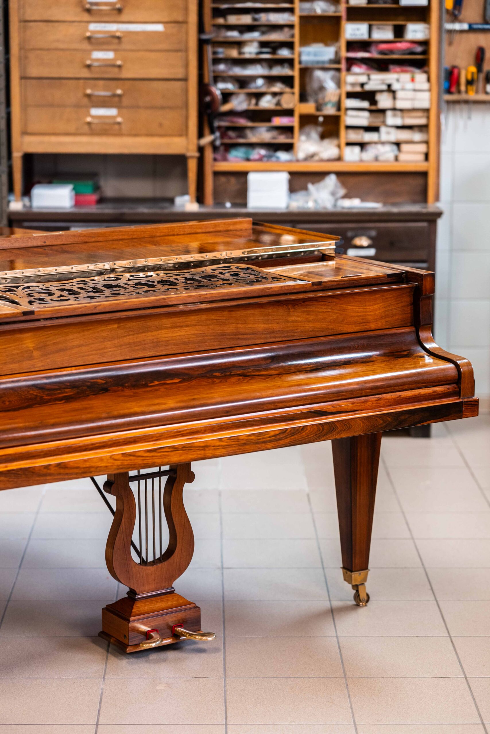 Prachtige Pleyel vleugelpiano volledig gereviseerd tweedehands te koop bij Kint Piano's