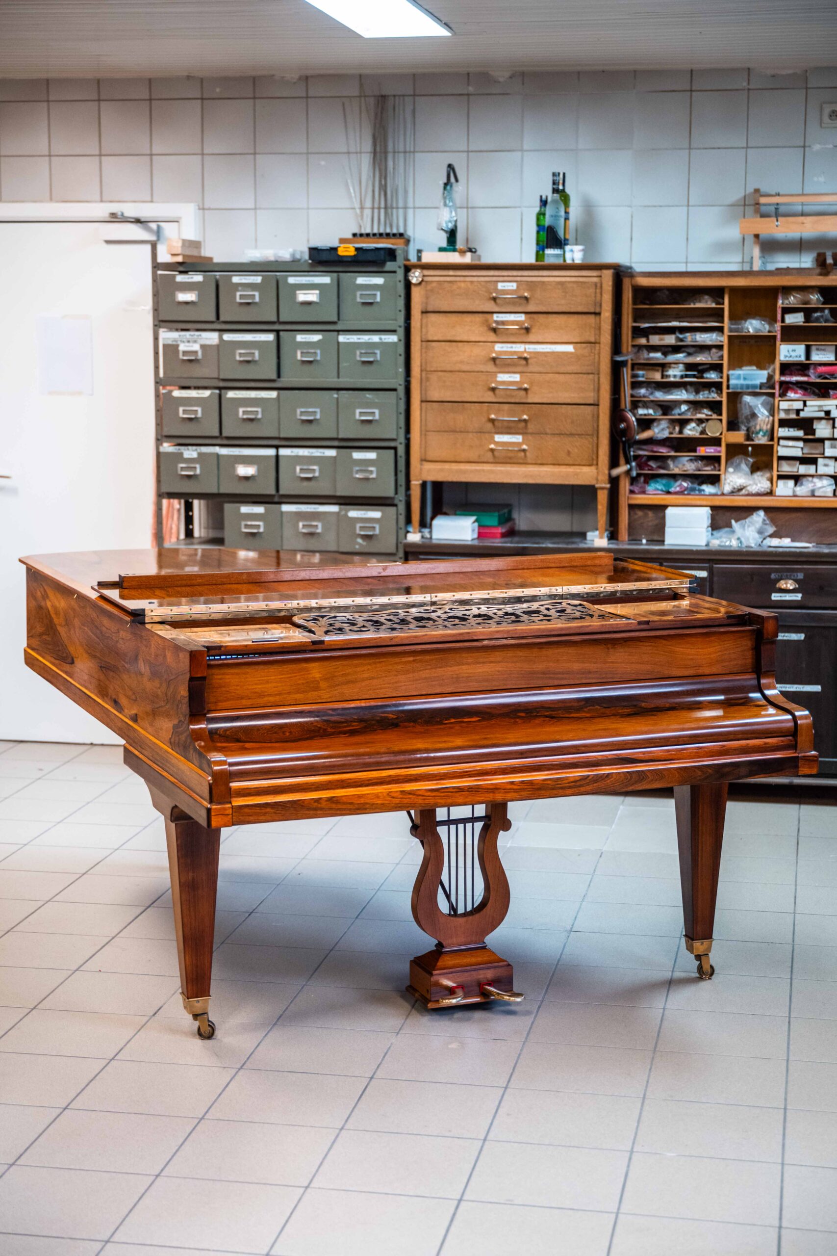 Prachtige Pleyel vleugelpiano volledig gereviseerd tweedehands te koop bij Kint Piano's