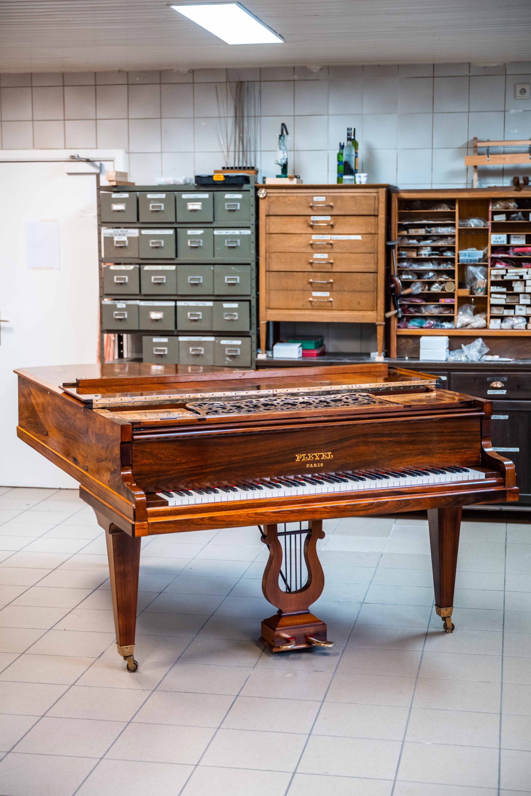 Prachtige Pleyel vleugelpiano volledig gereviseerd tweedehands te koop bij Kint Piano's