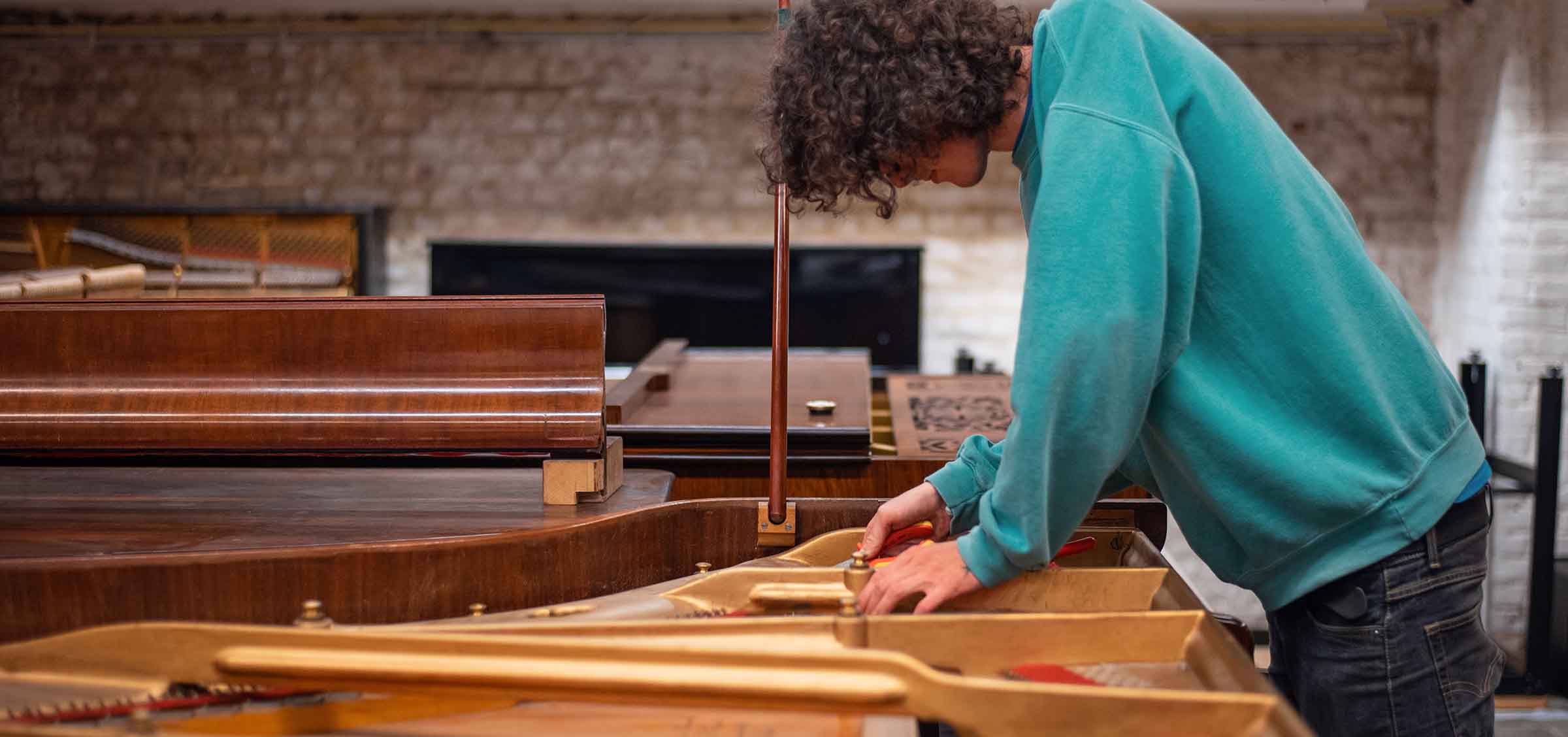 Gespecialiseerde vakmensen in onderhoud, revisie, reparatie en restauratie van piano's in Gent